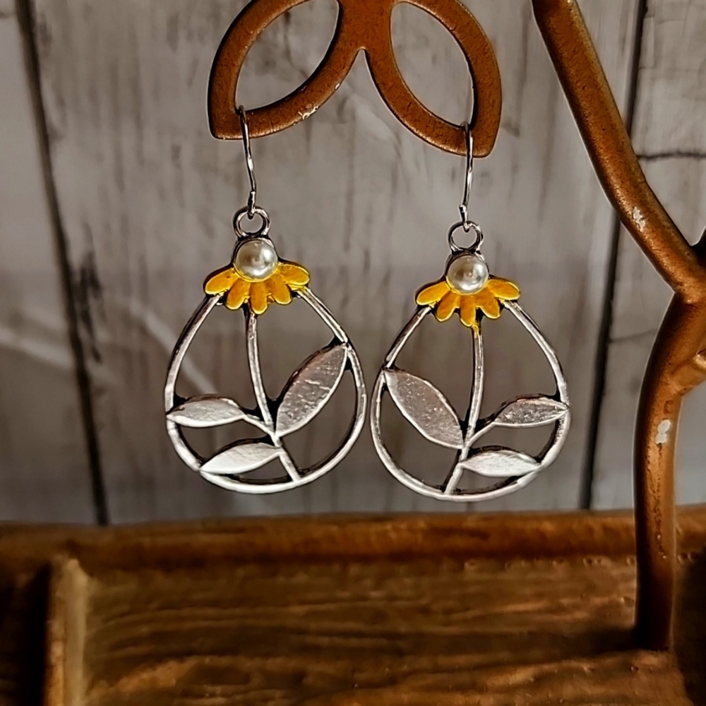 Flower Cutout Simulated Daisy Pearl earrings EG - Picture 1 of 3